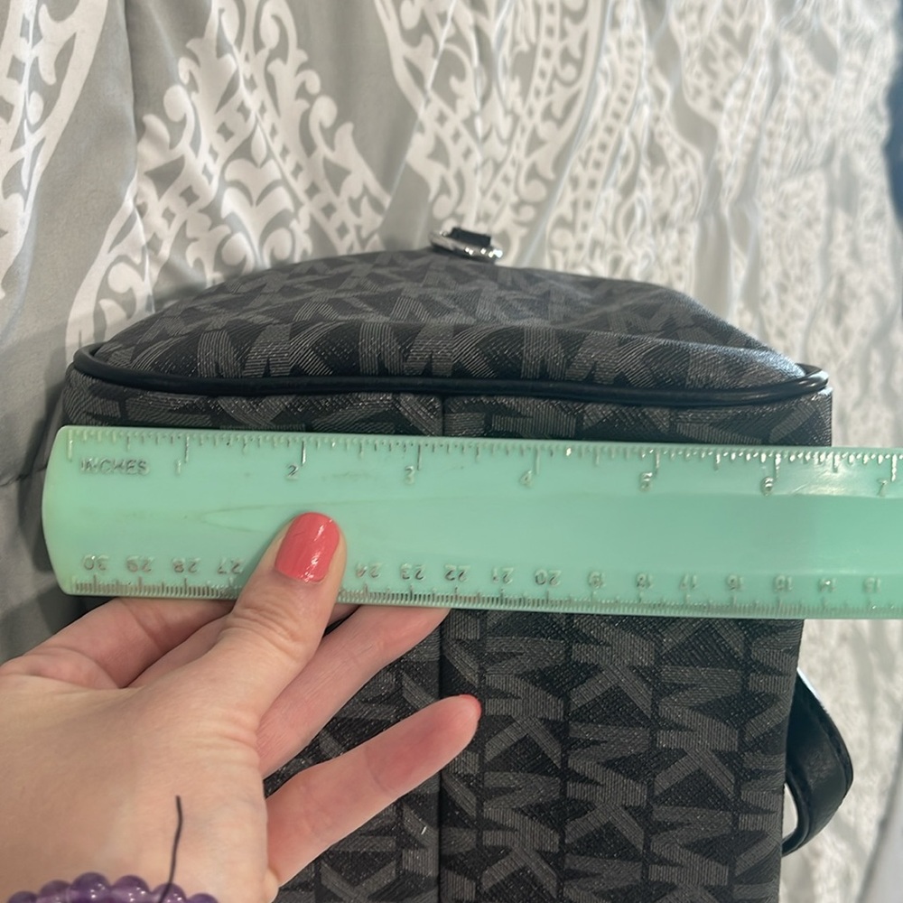 Pre-loved, in great condition MK purse - Picture 8 of 12